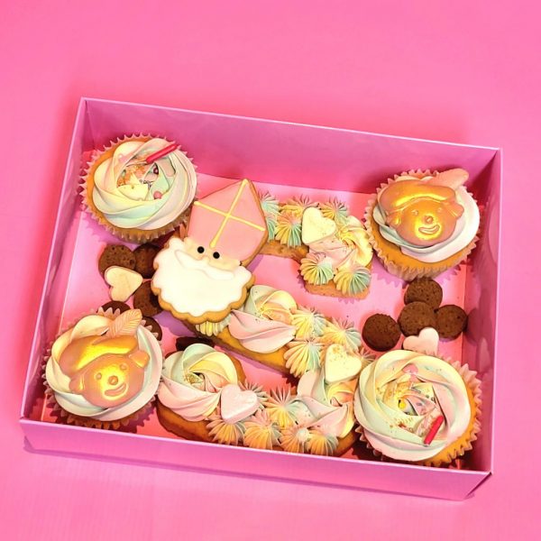 Sinterklaas cakeletter S Pastel met 4 cupcakes